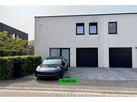 maison spacieuse de quatre chambres dans un quartier calme …