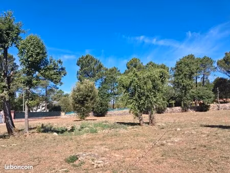 terrain 650 m² regusse