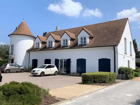 bureau avec salle de réunion et parkings communs.