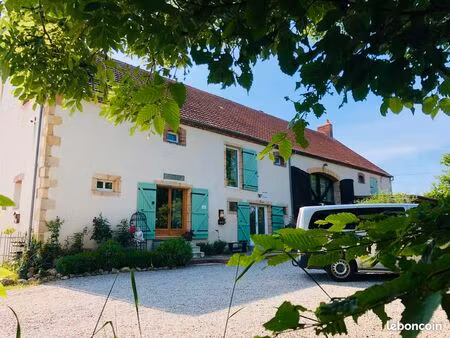 belle maison particulière (privée) avec 4 gîtes  bon rendement  total 480m2  2 hectares  e