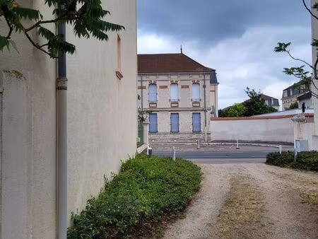 a louer box fermé en face caserne gendarmerie montlucon