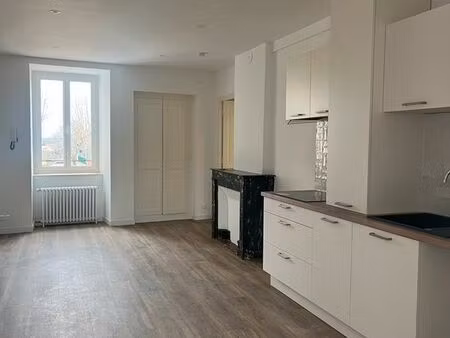 appartement t4 rénové de 75m² - centre villeneuve-de-berg - dpe b - disponible juillet