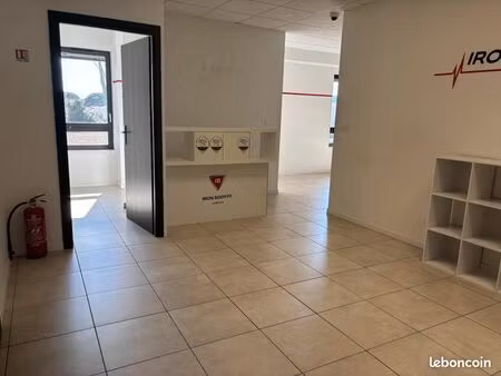 local 83 m²