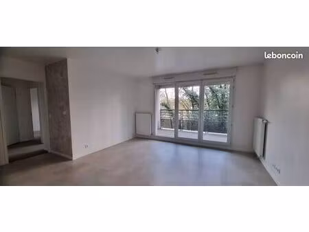 appartement 3 pièces avec balcon et parking à deux pas du rer d et commerces  dpe: c