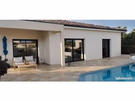 villa neuve proche commerces avec piscine et dépendances