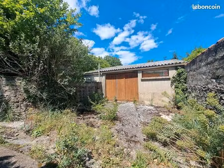 grand garage - 30 m² - terrain 200 m²