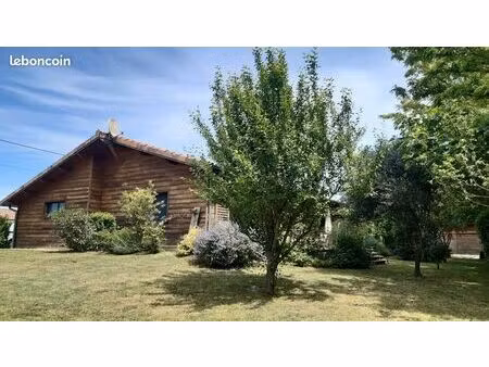 maison d’architecte de plain-pied en ossature bois – 110 m² – terrain arboré 1 800 m² – sa