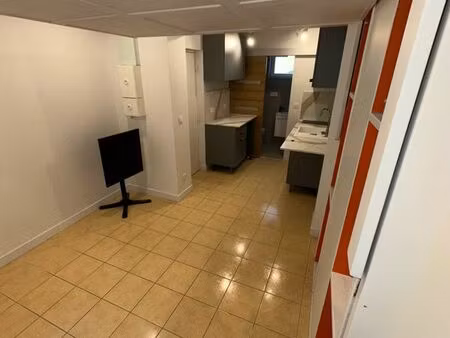 ? studio refait à neuf – rdc – cour – 14m² – aubervilliers ?