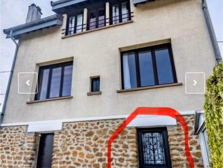 joli studio dans une maison vu jardin