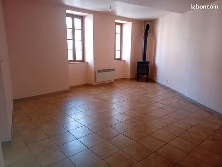 a louer maison de rue t3 en triplex largentière
