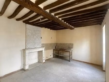 appartement de caractère à rénover – 52 m² – hyper-centre de creully – vue église & parkin