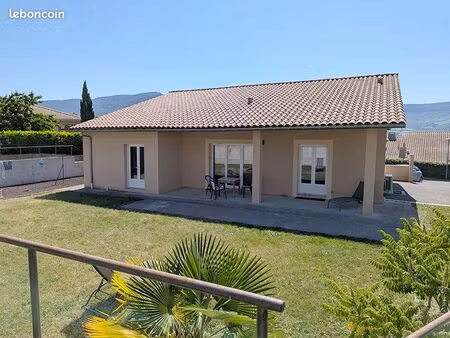 maison de construction récente avec extérieur à millau
