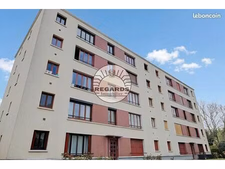 2 pieces de 45m² avec une cave donnant sur cour