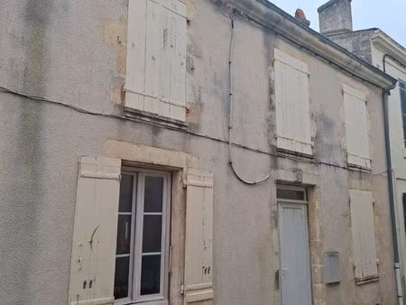 a vendre maison de ville centre de saint jean d'angély