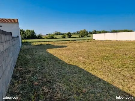 terrain 715 m² thaire