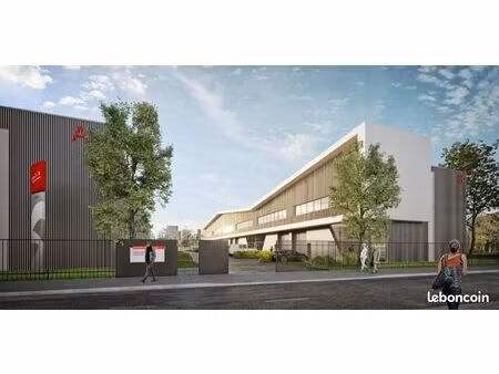 local 1056 m² stains
