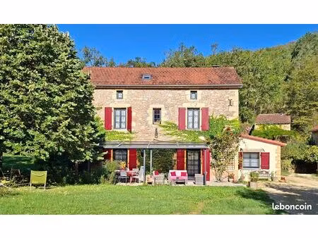ensemble immobilier en pierres