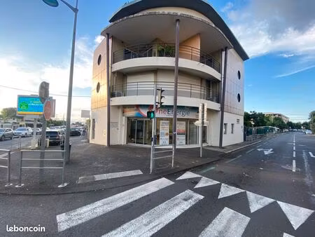 local commercial - 110m2 - 6 places de parkings