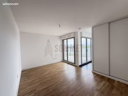 studio lumineux avec terrasse dans résidence