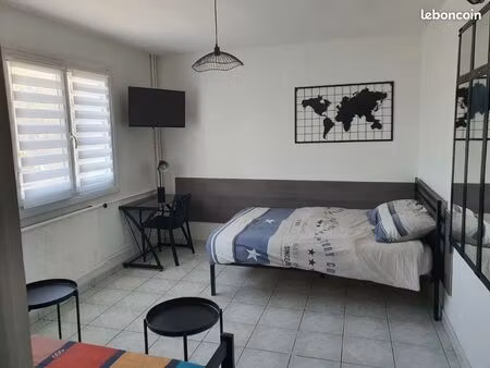 appartement meublé avec balcon et parking privé situé dans résidence et quartier calme sit