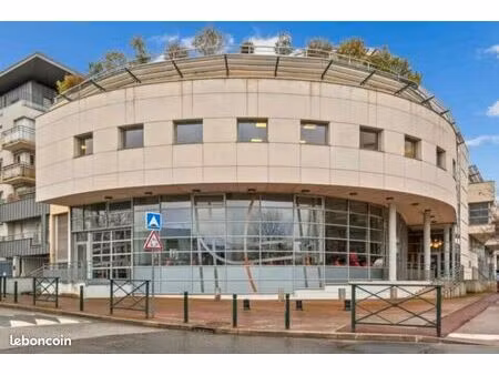 bureaux 1 858 m²