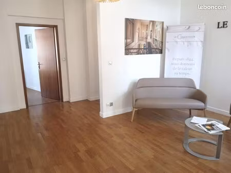 bureaux 74 m²