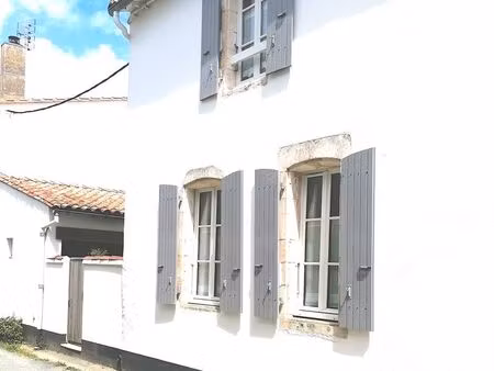 authentique maison de pays rénovée avec cour ensoleillée et cave