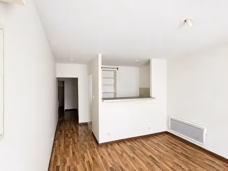 appartement t2 traversant de 43 81 m2 - nîmes ecusson / centre historique