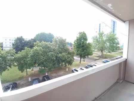 appartement de type 5 avec balcon et ascenseur proche toutes commodités