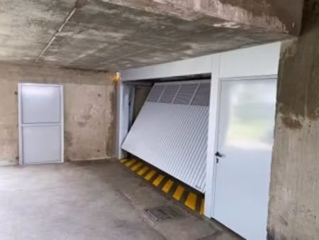emplacement moto dans garage collectif ferme rue de la montat