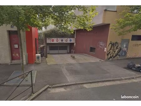 place de parking 12 m²