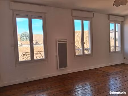 appartement à louer non meublé de 5 pièces de85 m2 situé au 2 étage d un immeuble ancien. 