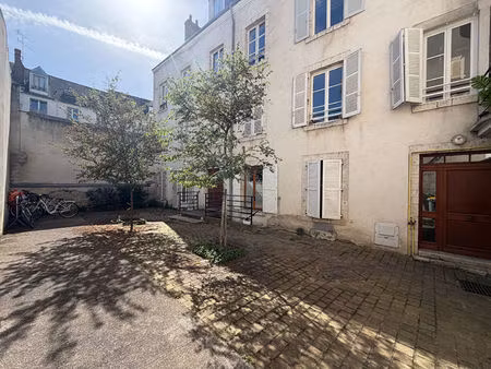 situé rue des charretiers  en hyper-centre d'orléans