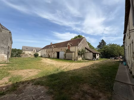 domaine à fort potentiel : étang d'un hectare  deux maisons  dépendances exceptionnelles -