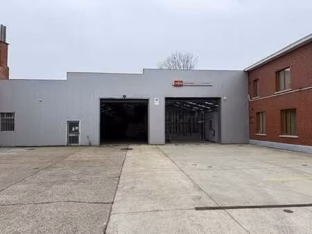 entrepôt à louer avec place de parking.