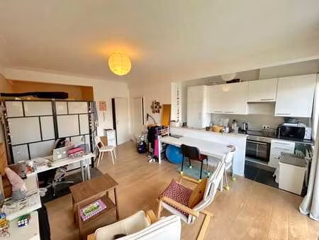 grand studio +/- 45 m2 + terrasse au calme à prox cee