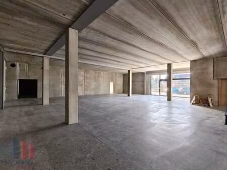 200 m² showroom/kantoor op absolute toplocatie in zedelgem