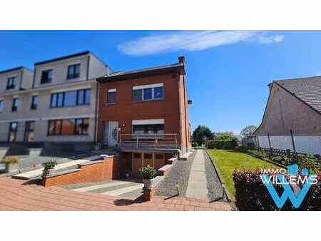 charmante maison avec jardin exceptionnel et atelier.