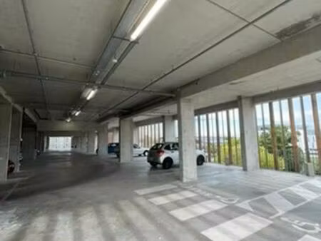 parking – place spacieuse sécurisée