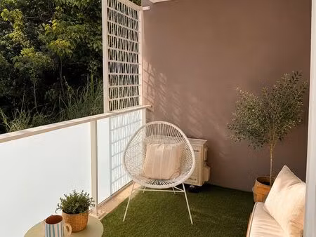 t2 climatisé avec terrasse verdoyante