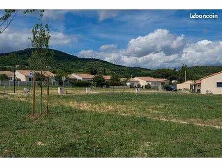 terrain 707 m² peret