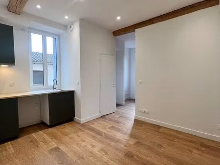 t2 refait à neuf - centre ville - briquette et poutre apparente