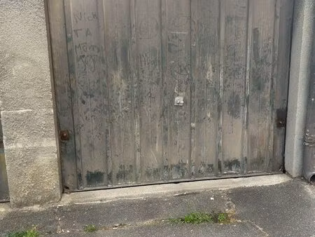vends box fermé en résidence privé
