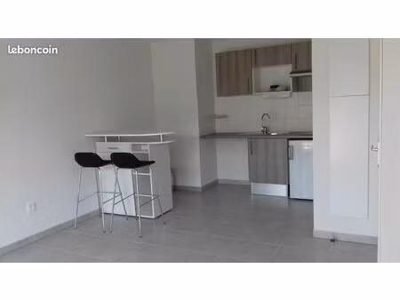 appartement 2 pieces  balcon  place de parking