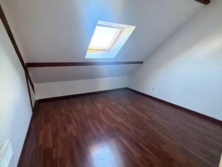 bureaux professionnels 30 à 40 m² – parking privé – douche/wc privatifs – taverny
