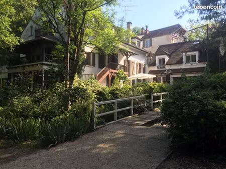 le bien d’exception aux portes de paris – ancien moulin dans parc avec cours d’eau