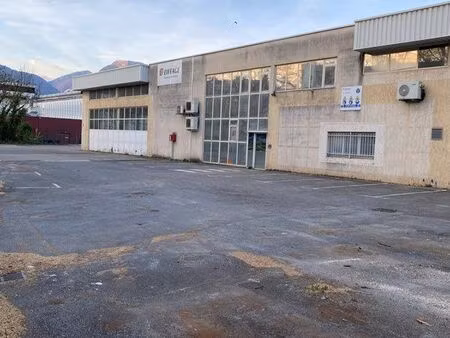 local léon jouhaux de 1600 m2 sur terrain de 3000 m2