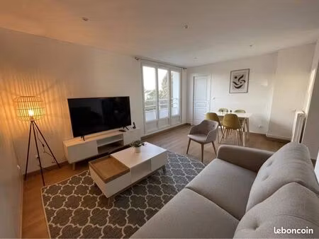 chambre lumineuse avec balcon dans appartement de standing
