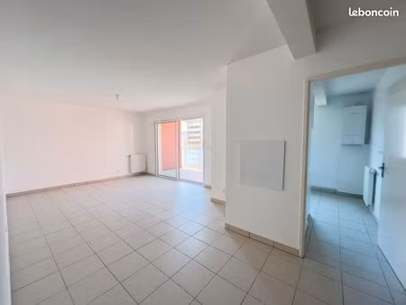 t3 lumineux avec terrasse et parking