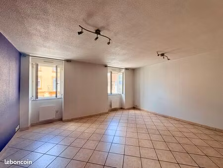 t3 lumineux et traversant de 79 51 m² au cœur des abrets-en-dauphiné  avec place de statio